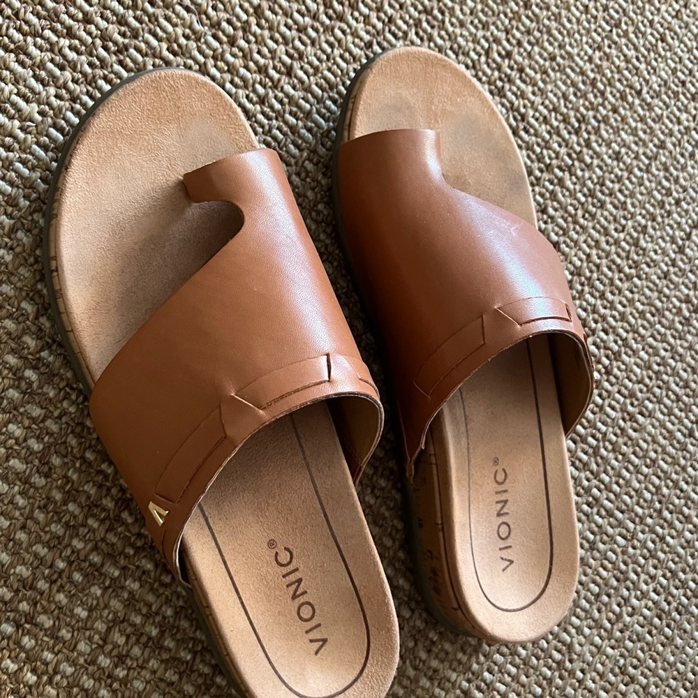 Vionic Nude Leather Sandals
